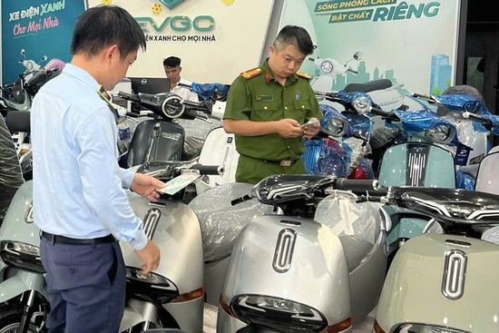 Công an công bố hình ảnh đường dây làm giả xe máy điện quy mô lớn