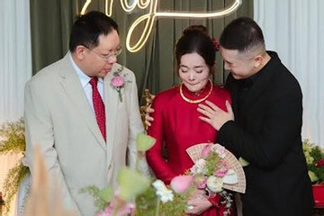 Ở vậy suốt 25 năm, mẹ được con trai ‘gả đi’ ở tuổi 53 làm nhiều người xúc động