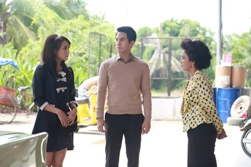 Sinh nhật bố chồng, tôi vào bếp từ sáng sớm còn em dâu ngồi chơi điện thoại, khi mẹ chồng nói câu này, vợ chồng tôi bỏ đi