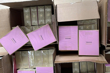 Sở Y tế TPHCM đề nghị công an cung cấp thông tin vụ 10.000 chai nước hoa giả