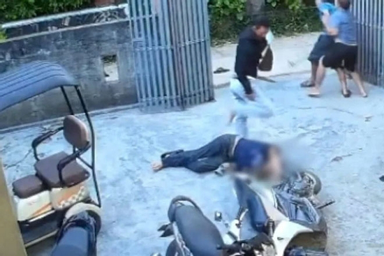 Đang ngồi uống bia, người đàn ông bị nam thanh niên sát hại