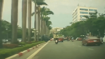 Tài xế cho xe tải 'leo' qua dải phân cách vì lý do bất ngờ