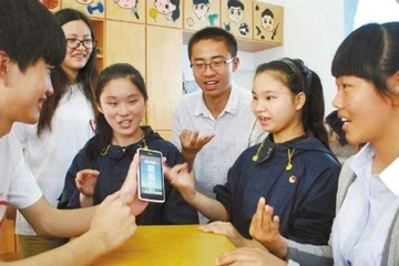 Cấm học sinh dùng điện thoại trong trường học: Nên áp dụng trên cả nước