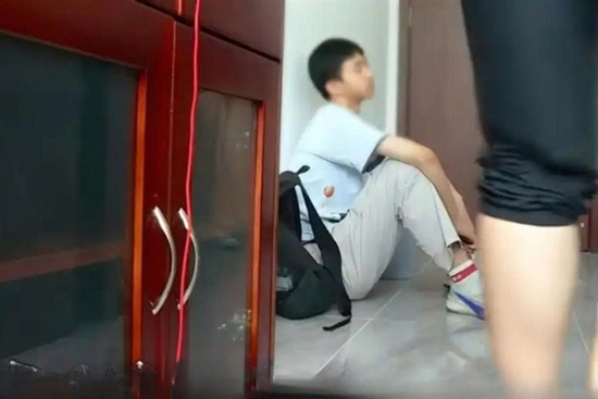 Đạt điểm thi đại học 'thấp', nam sinh bị bố mẹ đuổi khỏi nhà