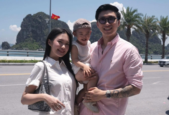Đoàn Văn Hậu khoe loạt ảnh bên vợ con khi đi nghỉ dưỡng, cộng đồng mạng 'lụi tim' với vẻ đáng yêu của quý tử đầu lòng