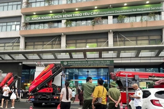 Giải cứu thành công người phụ nữ trèo lên nóc Bệnh viện Bạch Mai