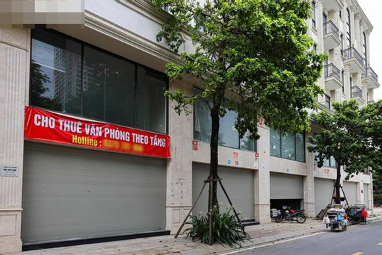 Shophouse giá chục tỷ đóng cửa im ỉm, hóa 'phố không người' trên đất vàng Hà Nội