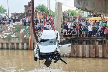 Ô tô tông hai xe máy rơi sông ở Nghệ An: Tìm thấy thi thể nạn nhân cuối cùng