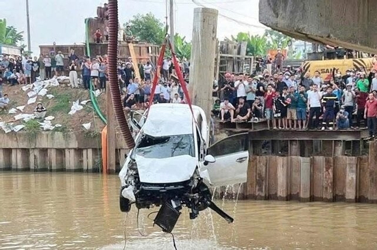 Ô tô tông hai xe máy rơi sông ở Nghệ An: Tìm thấy thi thể nạn nhân cuối cùng
