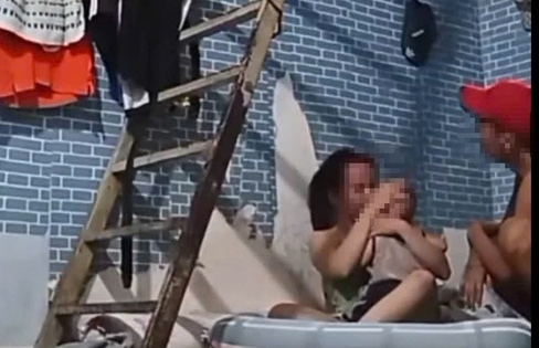 Vụ cô gái ôm con nhỏ bị đánh tới tấp: Đã bắt được “Trung cá chép”