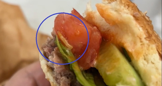 Giòi lúc nhúc trong bánh hamburger ăn dở, người dân phát hoảng