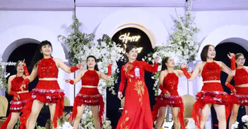 Mẹ cô dâu ở Quảng Trị mặc áo dài nhảy dân vũ 'cực sung' gây sốt mạng