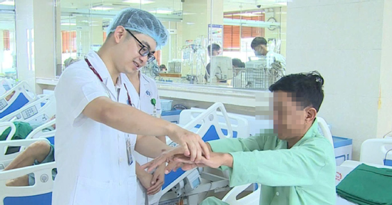 Người đàn ông đột ngột hôn mê khi đang uống rượu với bạn tại nhà
