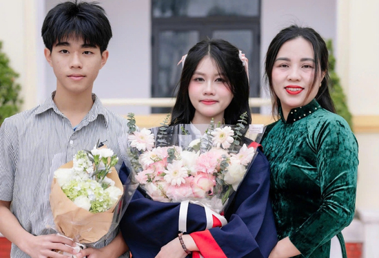 Nữ sinh thủ khoa khối C00 bật khóc vì bố không thể chứng kiến thành công đầu tiên