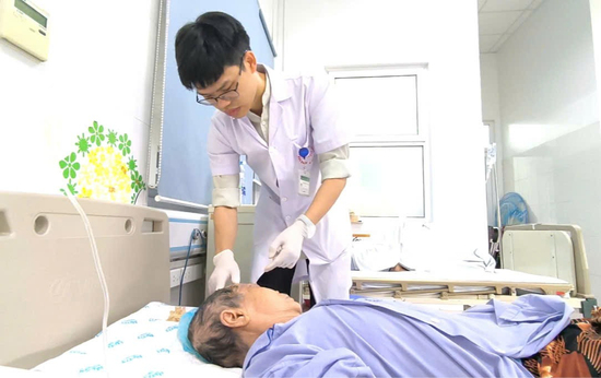 Tụ cầu vàng ăn mòn da đầu sau mắc zona: Bác sĩ cảnh báo biến chứng chết người