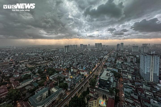 Hà Nội mưa dông, gió giật liên hồi, bầu trời tối đen giữa ban ngày