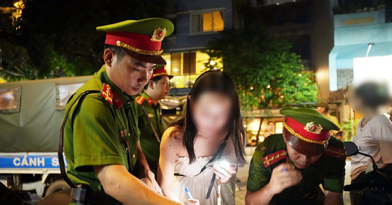 Nghe lời chủ quán, nhiều người ở Hà Nội sững sờ vì bị xử phạt