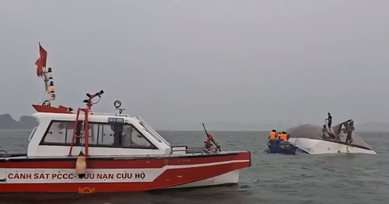 NÓNG: Đắm tàu du lịch chở 53 người trên vịnh Hạ Long