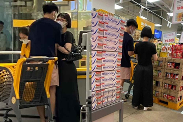Tóm gọn Miu Lê và bạn trai tin đồn kém 5 tuổi xuất hiện tình tứ tại khu mua sắm