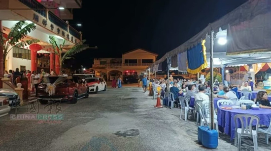 Một bên đám cưới, một bên đám ma, cách cư xử khiến ai cũng xúc động