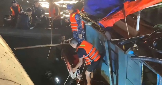 Phút len lỏi từng ngóc ngách tàu tìm thi thể bị mắc kẹt qua lời kể của đại uý hải quân