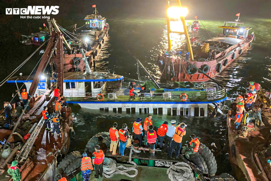 Tàu lật trên Vịnh Hạ Long được lai dắt về bờ, tiếp tục tìm kiếm 5 người mất tích