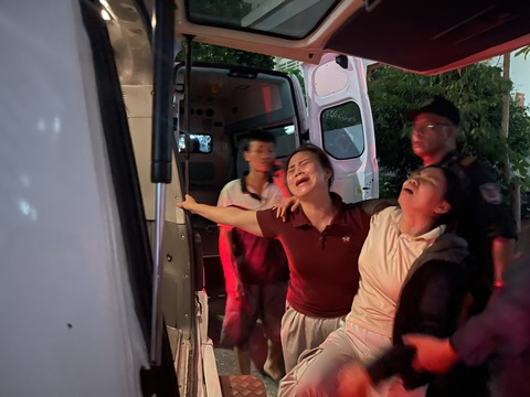 Vụ lật tàu ở Hạ Long: Người thân khóc nấc nhận thi thể các nạn nhân