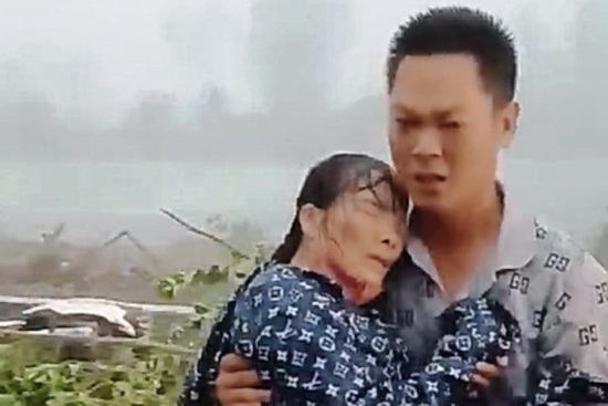 Chàng trai Ninh Bình nhận 'mưa lời khen' khi cứu người trong cơn giông