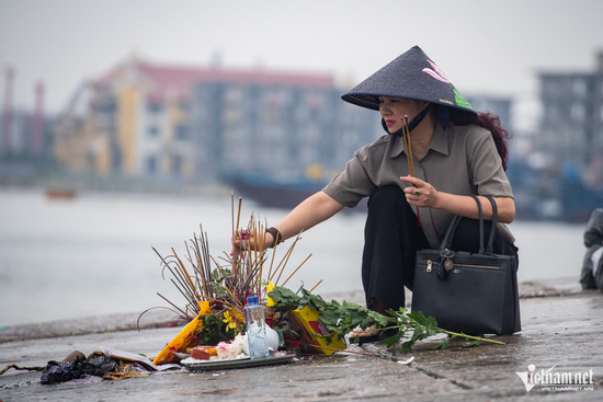 Những nén hương bên bờ bến Hải Đăng cầu nguyện cho nạn nhân tàu Vịnh Xanh 58