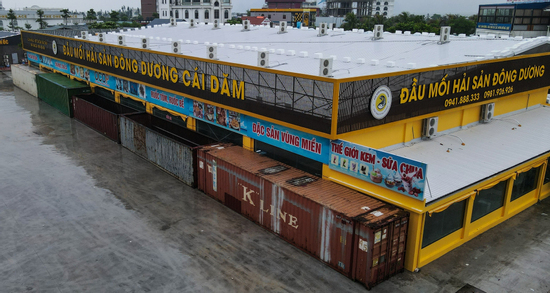 Ông chủ nhà hàng chi 54 triệu đồng/ngày thuê container chắn cửa, chống bão số 3 Wipha