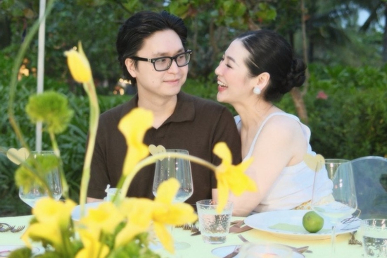 Á hậu Tú Anh kỷ niệm 7 năm ngày cưới, ông xã bất ngờ đòi 'trả hàng'