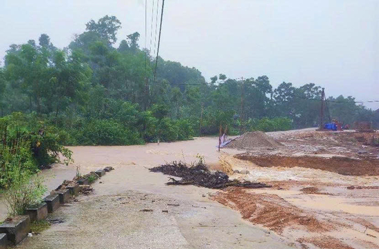 Mưa lớn làm 200 hộ dân vùng núi Nghệ An bị cô lập, quốc lộ nứt dài