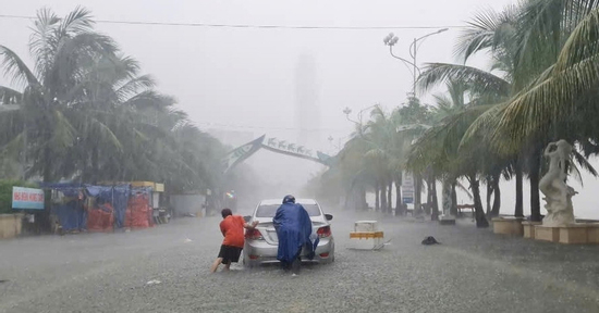 Phố biến thành sông, người dân bì bõm đẩy ô tô chết máy giữa gió bão