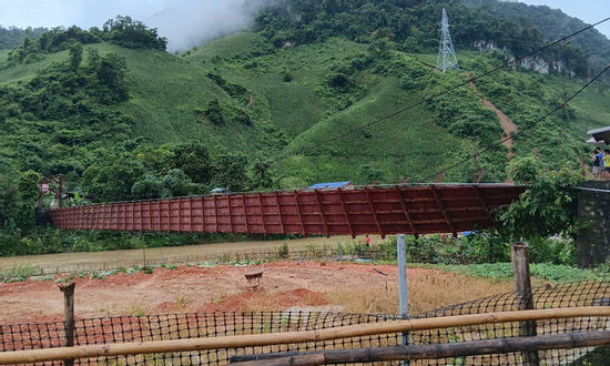 Sập cầu treo ở Điện Biên: 1 nạn nhân sốc đa chấn thương, chuyển gấp về Hà Nội