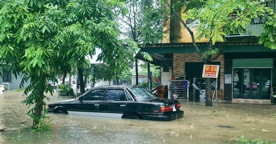Thanh Hóa: Người dân không kịp trở tay nhìn loạt ô tô ngập trong 'biển nước'