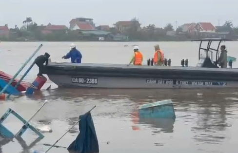 VIDEO: Gió lốc xô tàu chở 9 người lật chìm ở Quảng Ninh