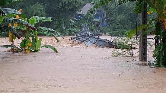 Lũ ngập đến mái, người dân hốt hoảng bỏ nhà chạy trong mưa lớn