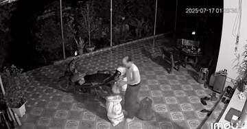 Người cha ở Phú Thọ đi 160km mang đồ cho con, lời nói dối khiến con nghẹn lòng