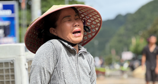 Người phụ nữ khóc lặng nhìn lũ cuốn trôi 2 căn nhà xa 10m, sắp rơi xuống sông