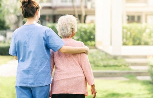 Nhận thừa kế toàn bộ tài sản, tôi vẫn quyết gửi mẹ vào viện dưỡng lão sau một câu nói