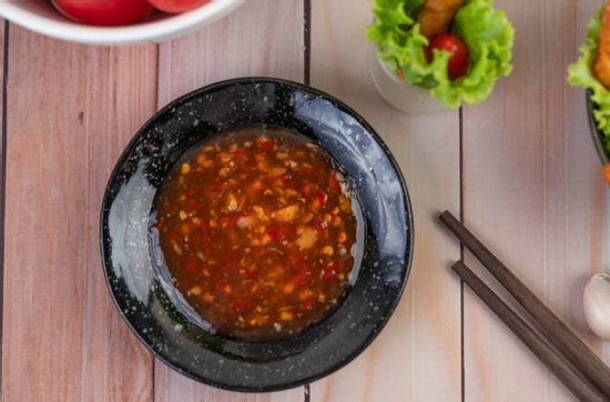 Về nhà bạn trai ra mắt, cô gái 'hết hồn' vì 6 người chung 1 bát nước chấm