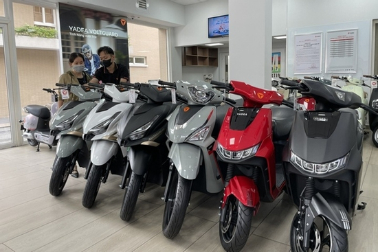 Cửa hàng xe điện ở TP.HCM tấp nập khách giữa thông tin chuyển đổi xe xăng