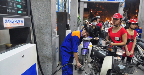 Giá xăng tiếp tục đi xuống, RON 95 rời xa mốc 20.000 đồng/lít