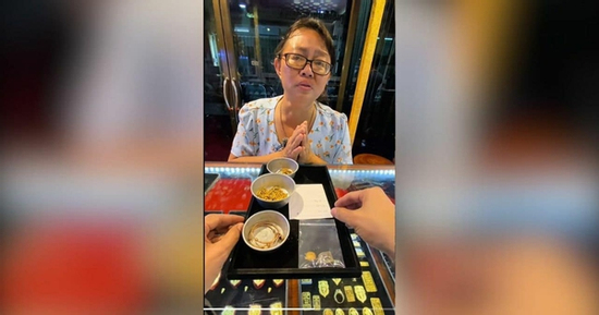 Người phụ nữ khiếm thính mang vàng đi bán, câu chuyện phía sau khiến ai nấy xót xa