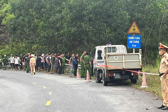 Ngã xe máy, nam thanh niên bàng hoàng phát hiện một thi thể nằm bên cạnh