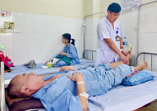 Người đàn ông cấp cứu lúc nửa đêm vì chân trái đột ngột lạnh ngắt