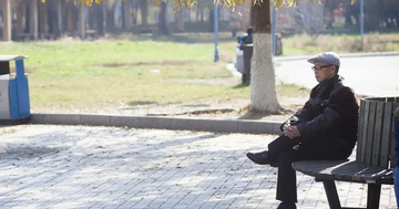 Thuê con gái chăm sóc tuổi già: Họ hàng sốc, còn tôi thì nhẹ lòng