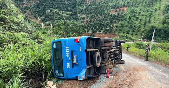 Xe chở đoàn sinh viên đi trao quà từ thiện bị lật, nhiều người bị thương
