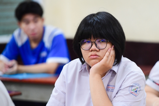Điểm sàn thấp như phễu hút thí sinh, đưa điểm sàn cao là 'tự buộc chân mình'
