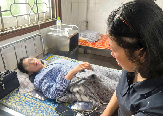 Nạn nhân vụ lật xe khách ở Hà Tĩnh: 'Mất bố rồi giờ mẹ cũng bỏ em đi'